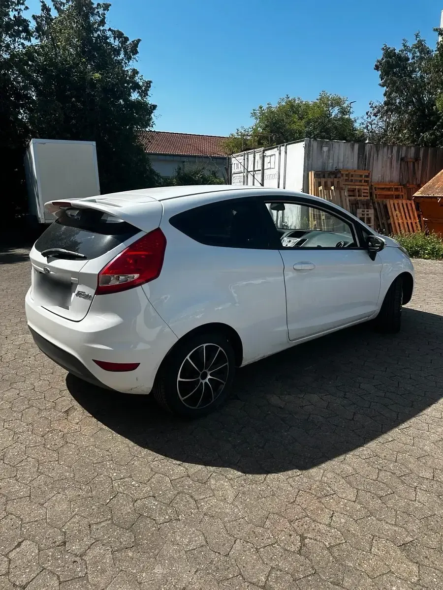 Gebraucht Ford Fiesta 60 PS (44 kW) 2009 Weiß Kleinwagen