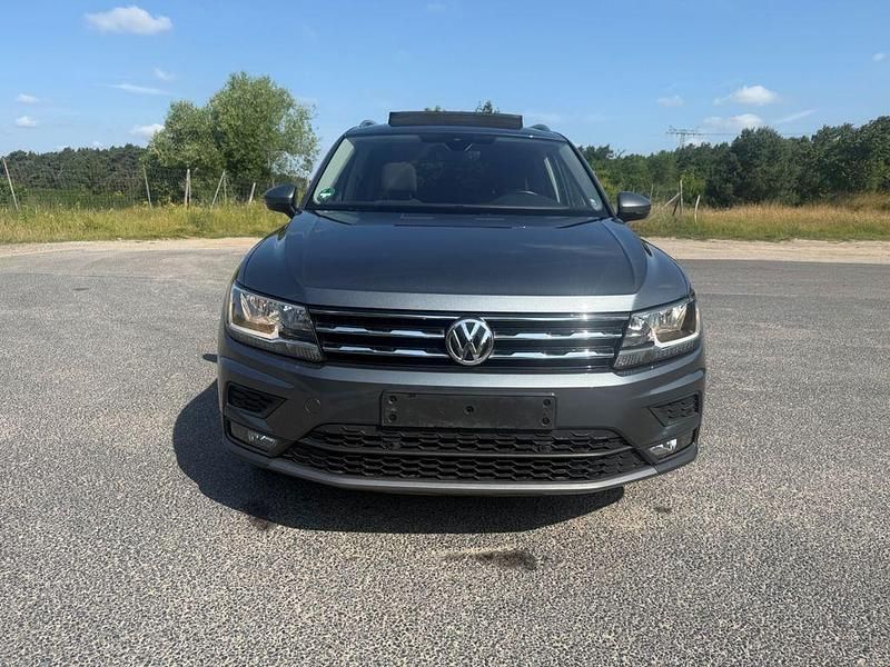 Grau Gebraucht 2019 VW Tiguan Allspace Highline SUV | 17.599 € (Fairer Preis) - Bild 1/4