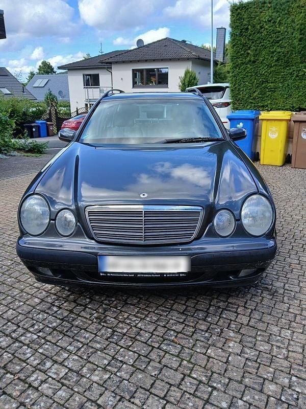 Schwarz Gebraucht 2002 Mercedes E320 Classic Kombi | 2.900 € (Guter Preis) - Bild 1/4
