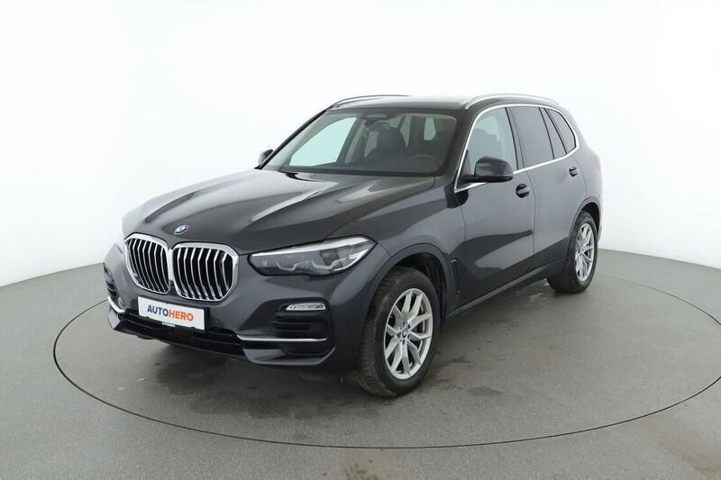 Grau Gebraucht 2020 BMW X5 Sport Line SUV | 45.920 € - Bild 1/4