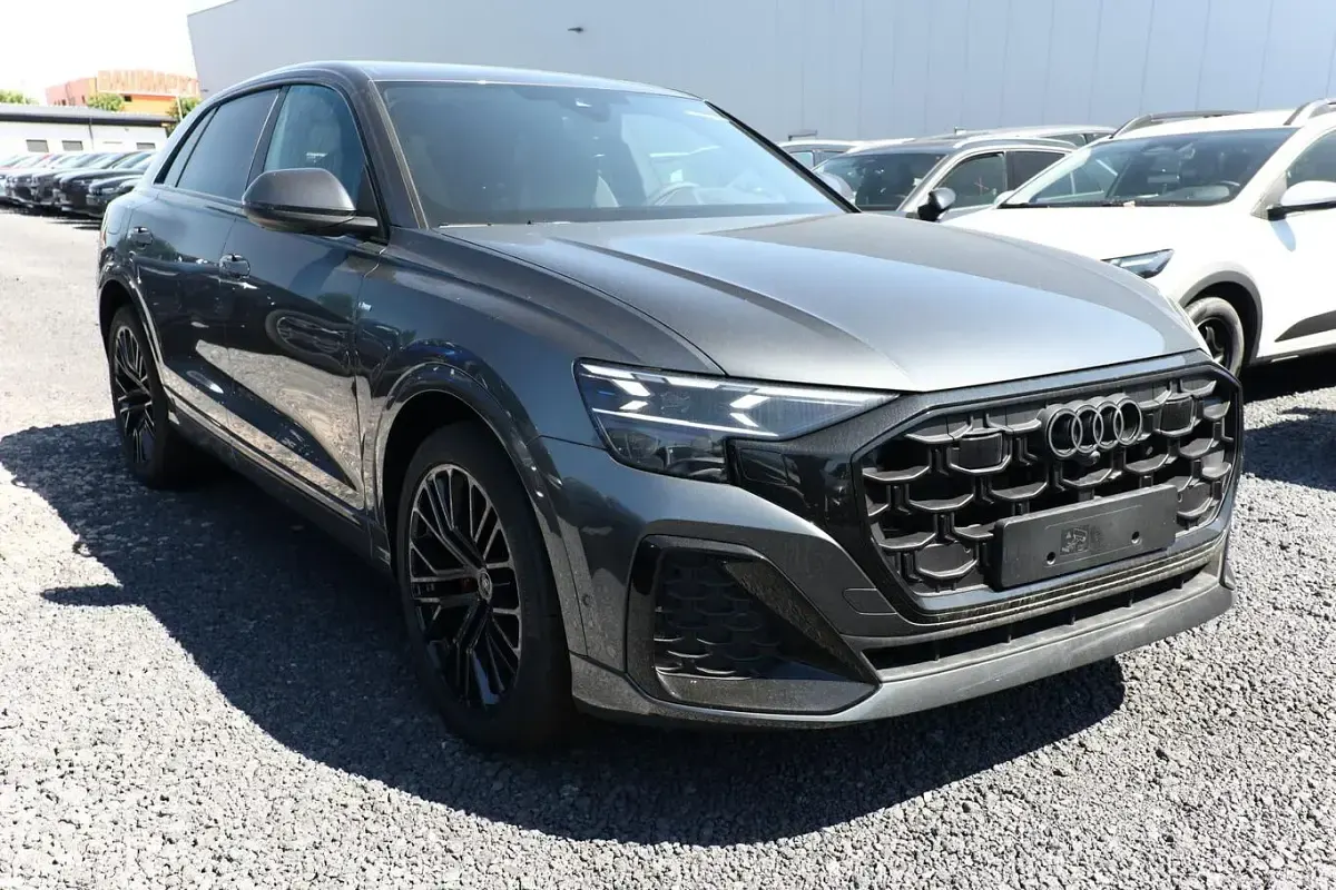 Neu Audi Q8 Design 286 PS (210 kW) 2025 Mythosschwarz metallic SUV