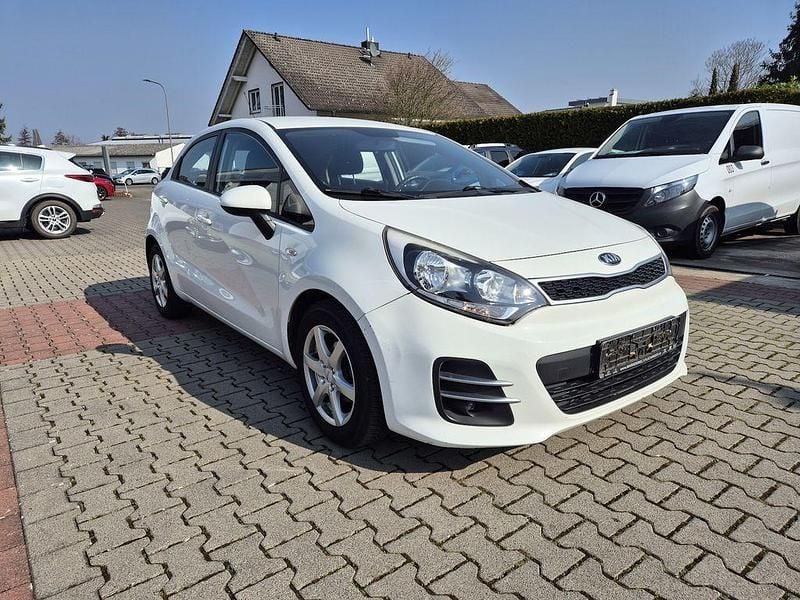Gebraucht Kia Rio Attract 86 PS (63 kW) 2015 Weiß Limousine
