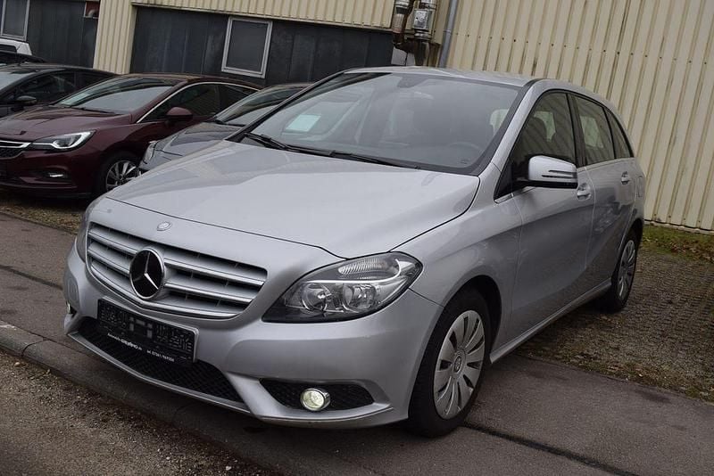 Silber Gebraucht 2012 Mercedes 200 Limousine | 9.980 € (Superpreis) - Bild 1/4