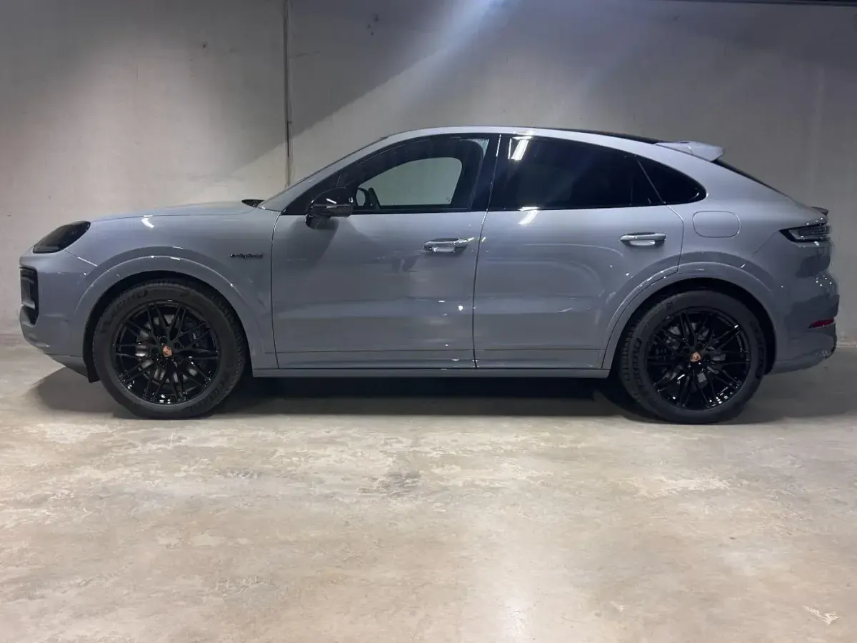 Neu Porsche Cayenne E-Hybrid Coupe Black Edition 470 PS (345 kW) 2026 Arktikgrau SUV