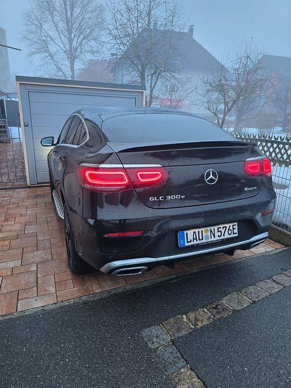 Gebraucht Mercedes GLC300e AMG 211 PS (155 kW) 2021 Schwarz Coupé