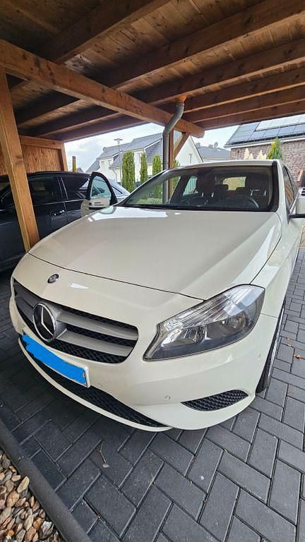 Gebraucht Mercedes A180 122 PS (89 kW) 2013 Weiß Limousine