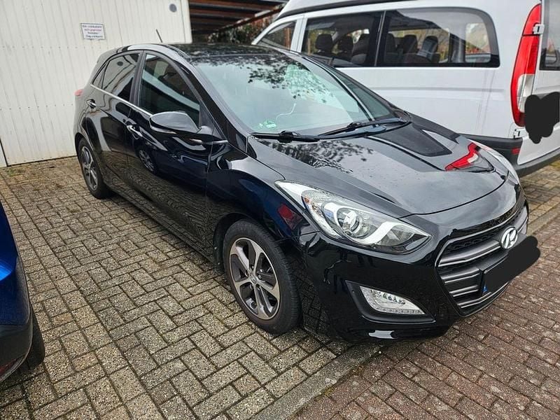 Gebraucht Hyundai i30 101 PS (74 kW) 2016 Schwarz Limousine