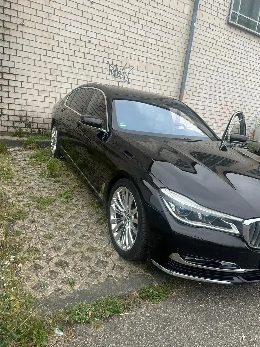 Gebraucht BMW 750 450 PS (330 kW) 2015 Braun Limousine