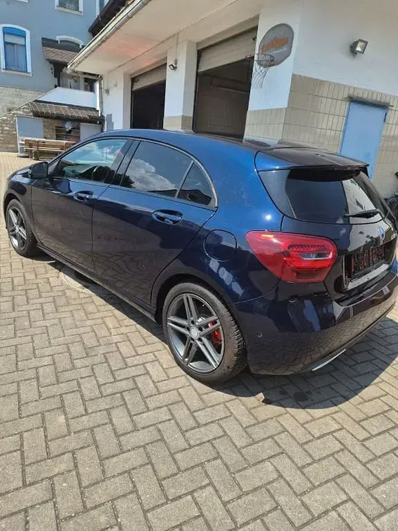Gebraucht Mercedes A180 116 PS (85 kW) 2018 Blau Limousine
