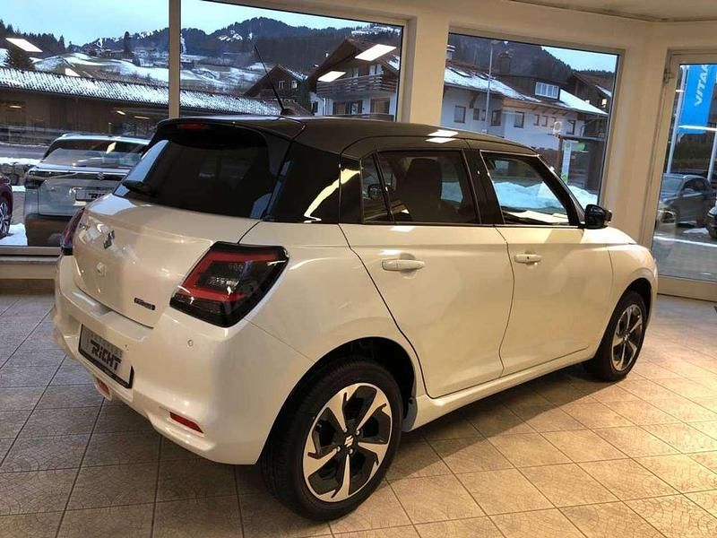 Gebraucht Suzuki Swift Comfort+ 83 PS (61 kW) 2025 Pure white pearl/mineral grey Kleinwagen