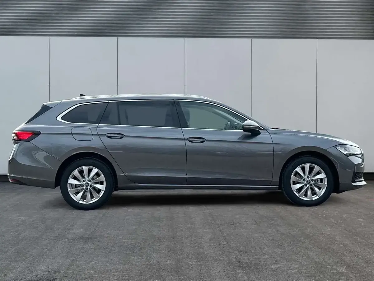 Neu Skoda Superb Selection 193 PS (141 kW) 2025 Graphitegrau metallic Kombi