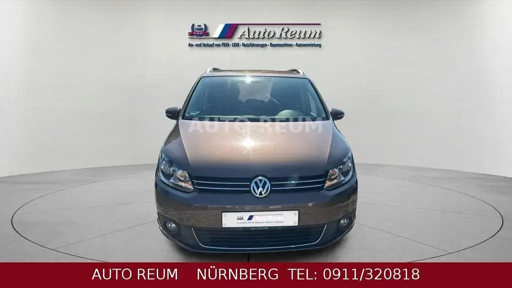 Gebraucht VW Touran Life 105 PS (77 kW) 2013 Braun Van / Kleinbus