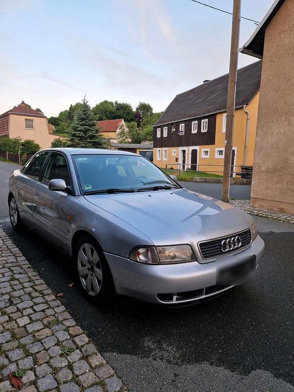 Silber Gebraucht 1997 Audi A4 Limousine | 2.500 € (Etwas zu teuer) - Bild 1/4