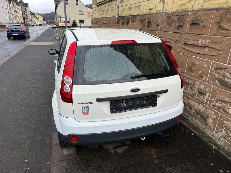Gebraucht Ford Fiesta Ambiente 60 PS (44 kW) 2005 Weiß Kleinwagen