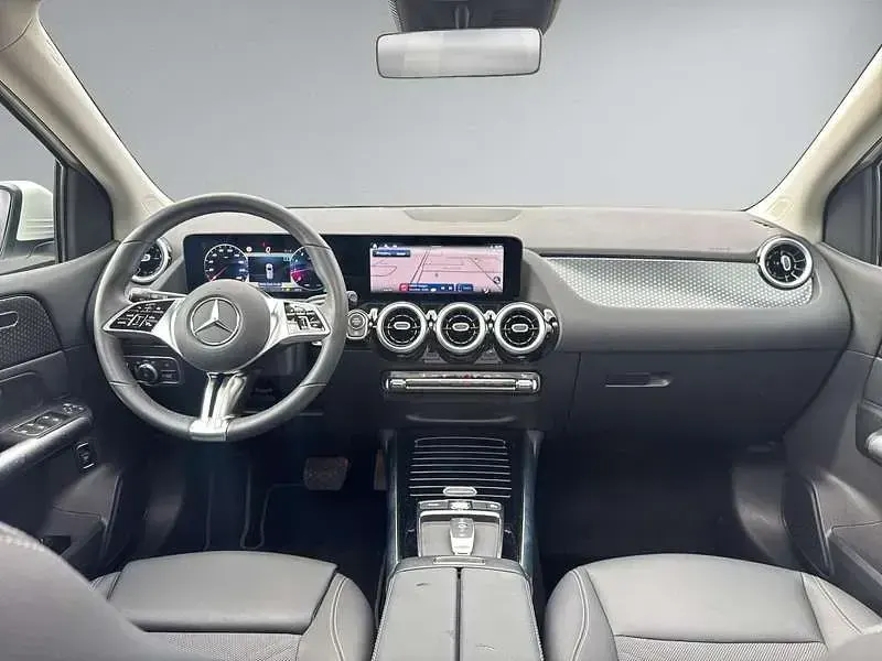 Gebraucht Mercedes B180 Progressive 136 PS (100 kW) 2024 Polarweiß Van / Kleinbus
