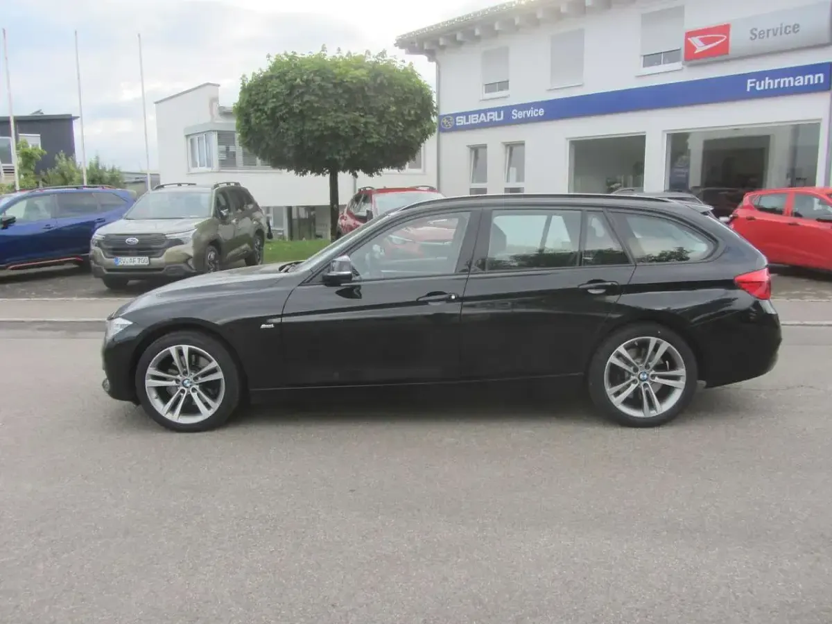 Gebraucht BMW 330 Sport Line 258 PS (189 kW) 2018 Black sapphire metallic Kombi