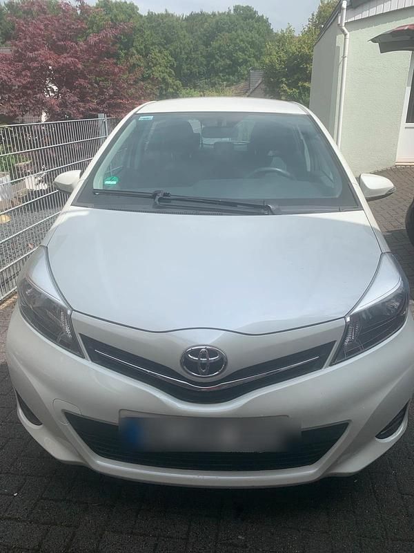 Weiß Gebraucht 2014 Toyota Yaris Limousine | 6.300 € (Fairer Preis) - Bild 1/4