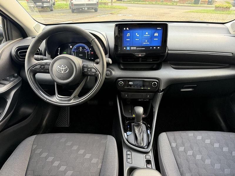 Neu Toyota Yaris Hybrid 116 PS (85 kW) 2025 Grau Limousine
