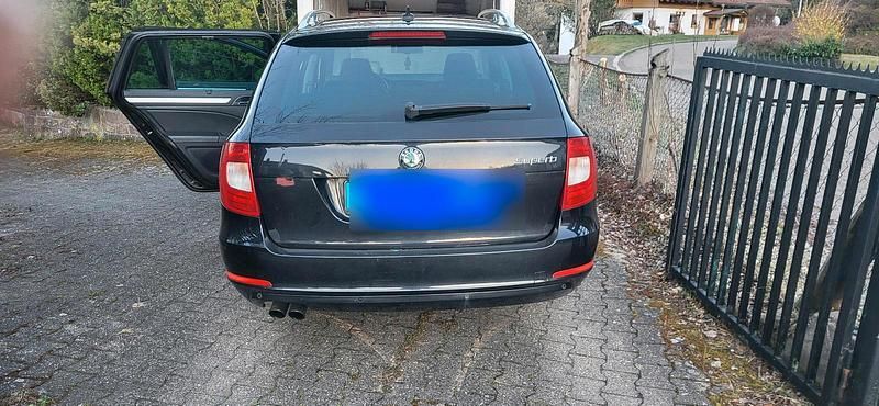 Gebraucht Skoda Superb 140 PS (102 kW) 2011 Schwarz Kombi