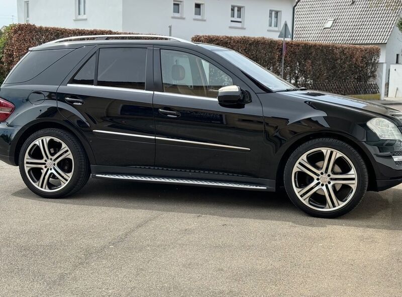 Schwarz Gebraucht 2009 Mercedes ML320 SUV | 14.999 € - Bild 1/4