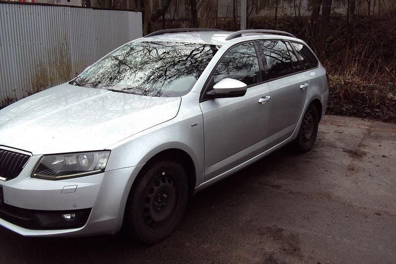 Usado Skoda Octavia Joy 150 HP (110 kW) 2016 Prateado Citadino