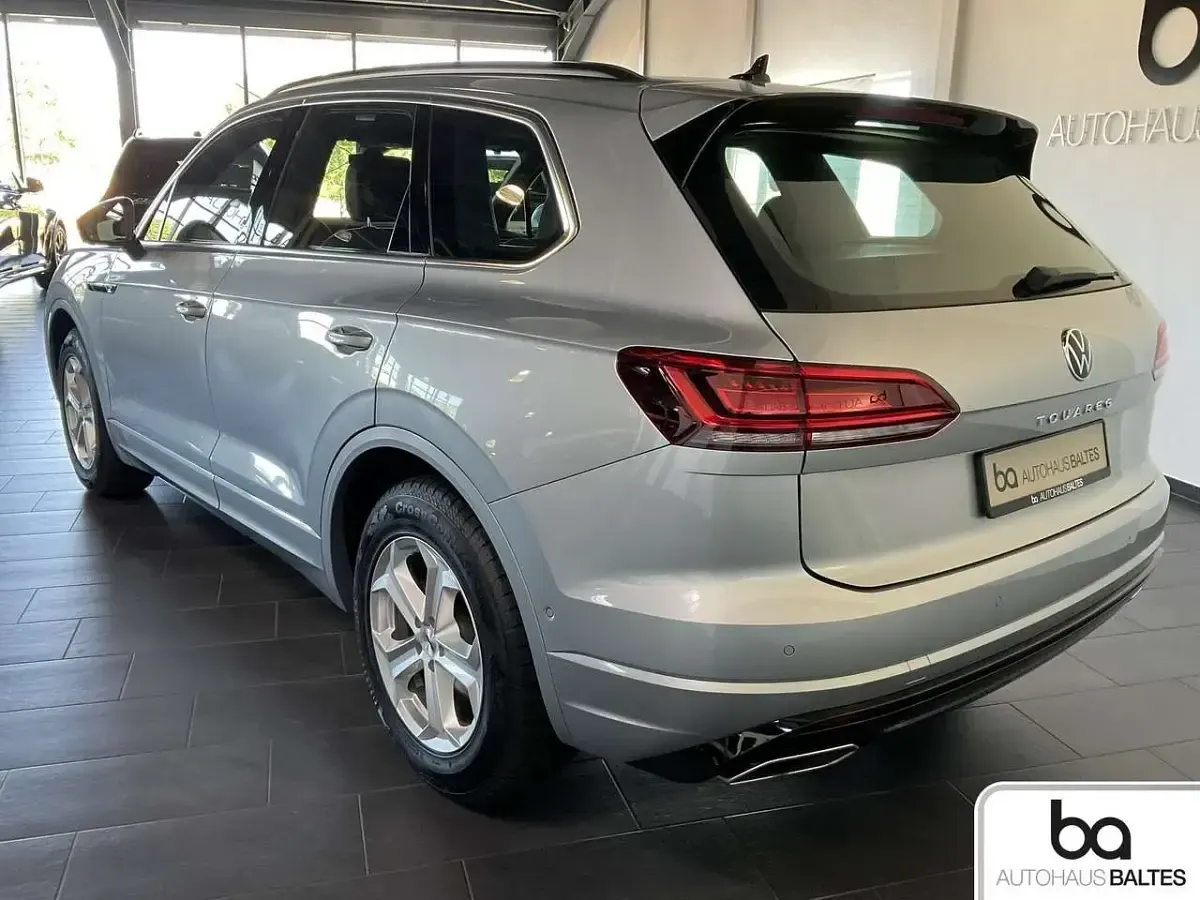 Gebraucht VW Touareg R-line 231 PS (169 kW) 2023 Oyster silver SUV