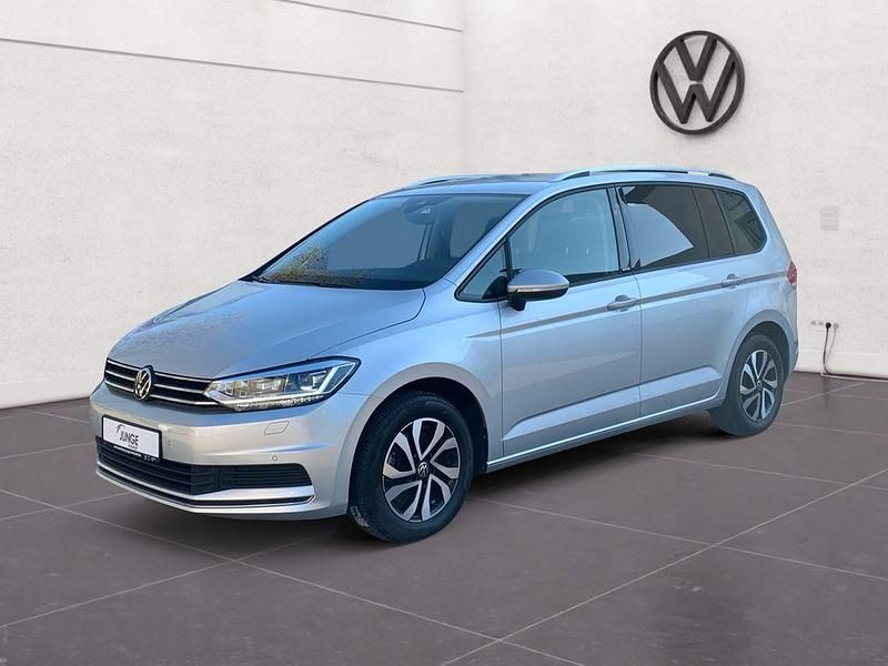 Gebraucht VW Touran Active 122 PS (89 kW) 2022 Silber Van / Kleinbus