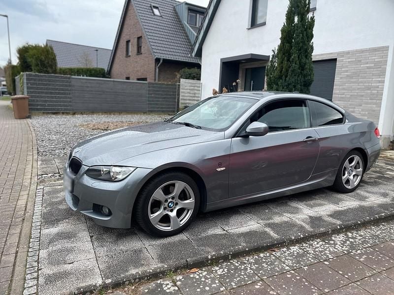 Gebraucht BMW 320 177 PS (130 kW) 2009 Grau Coupé