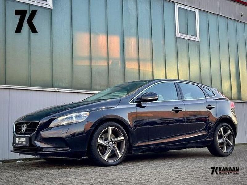 Schwarz Gebraucht 2013 Volvo V40 Momentum Limousine | 12.550 € (Fairer Preis) - Bild 1/4
