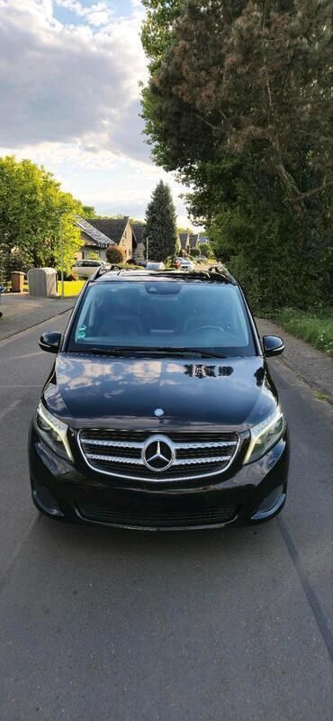Schwarz Gebraucht 2015 Mercedes V220 Van / Kleinbus | 21.900 € (Fairer Preis) - Bild 1/4