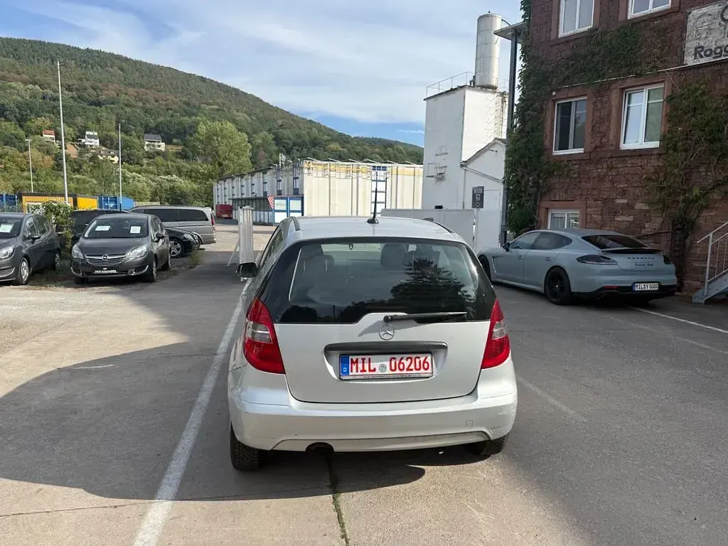 Gebraucht Mercedes A180 116 PS (85 kW) 2011 Silber Kleinwagen