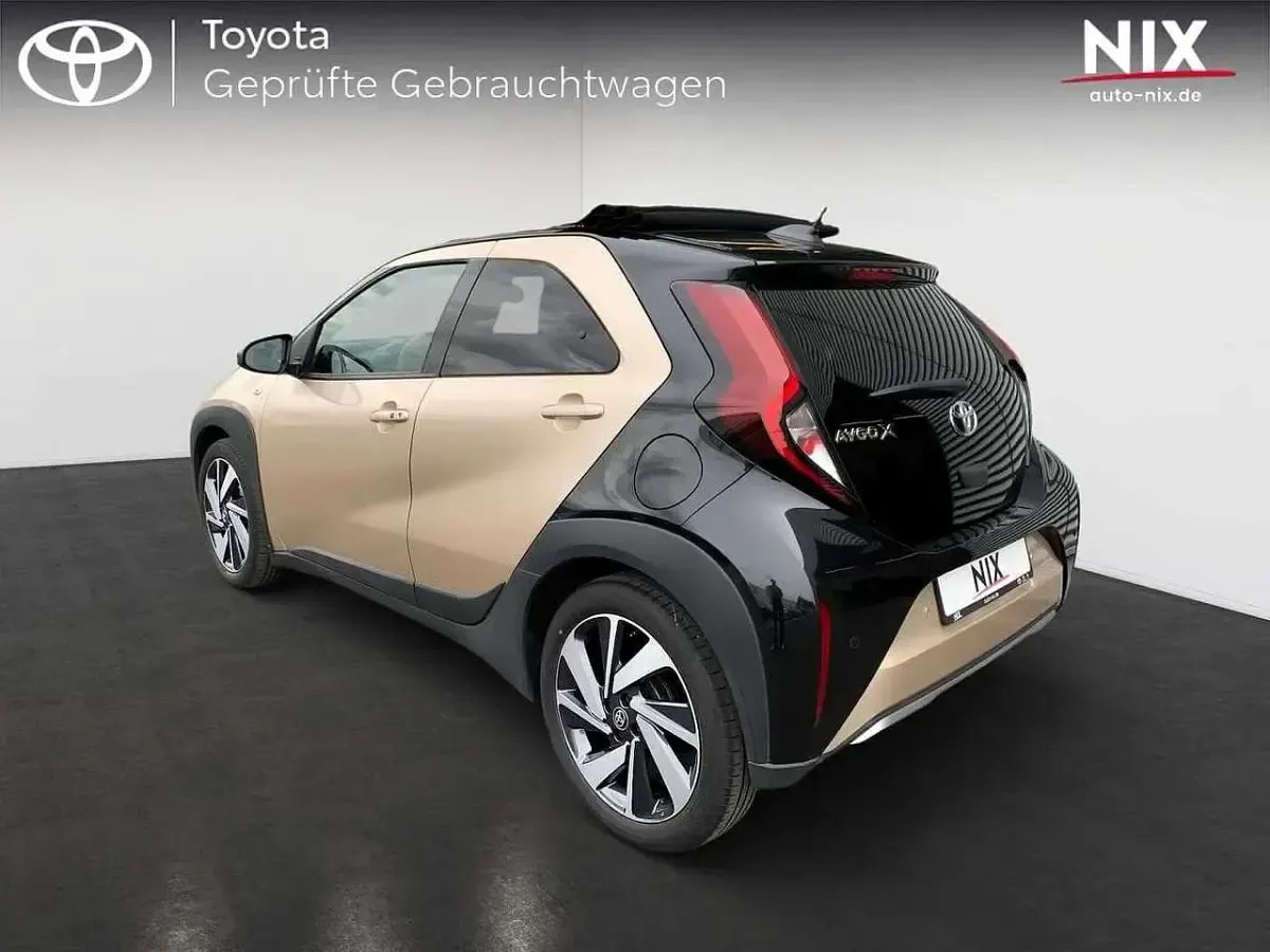Gebraucht Toyota Aygo X X-plore 72 PS (52 kW) 2022 Ginger beige metallic/ night sky black SUV