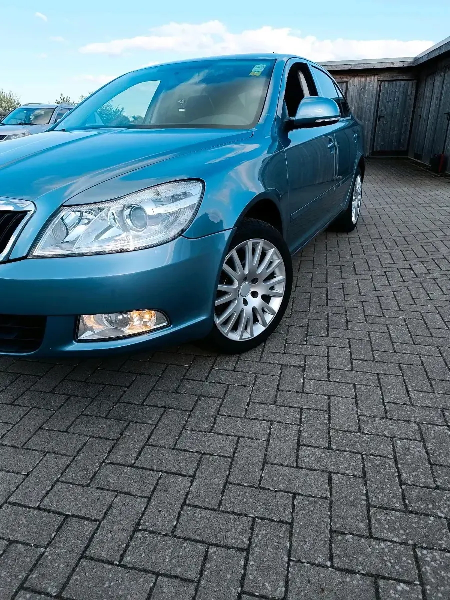 Gebraucht Skoda Octavia 105 PS (77 kW) 2012 Blau Limousine