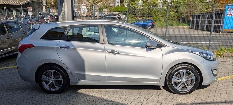 Gebraucht Hyundai i30 110 PS (80 kW) 2015 Silber Kombi
