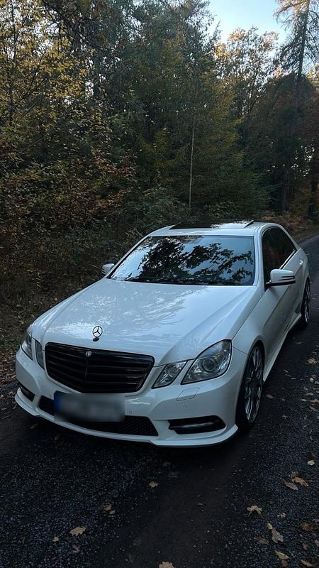 Weiß Gebraucht 2010 Mercedes E300 AMG Limousine | 19.900 € - Bild 1/4