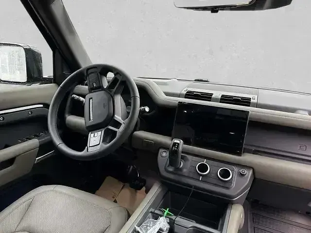 Gebraucht Land Rover Defender SE Dynamic 300 PS (220 kW) 2025 Schwarz (santoriniblack metallic) SUV