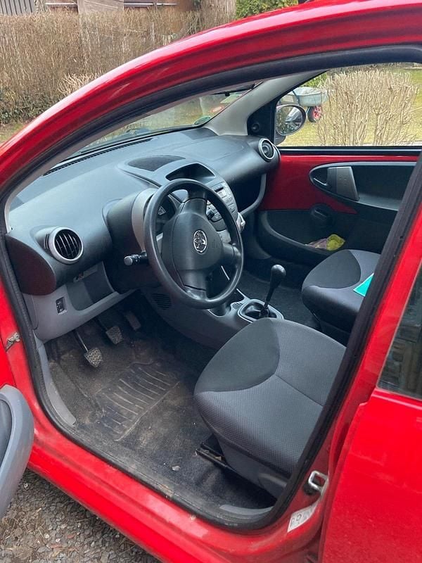 Gebraucht Toyota Aygo 67 PS (49 kW) 2007 Rot Kleinwagen