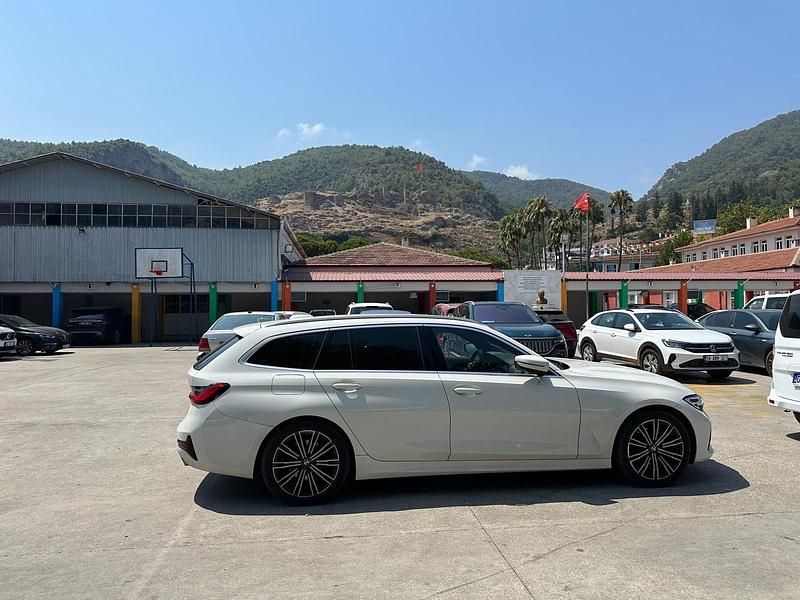 Weiß Gebraucht 2020 BMW 320 M Sport Kombi | 22.700 € (Superpreis) - Bild 1/4