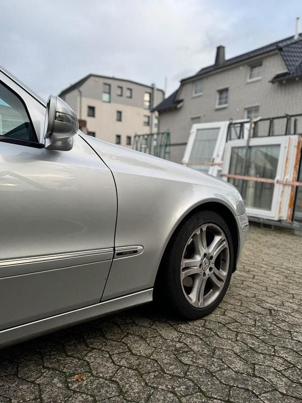 Silber Gebraucht 2008 Mercedes E230 Avantgarde Limousine | 9.185 € (Superpreis) - Bild 1/4