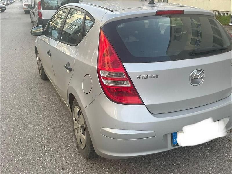 Gebraucht Hyundai i30 Comfort 109 PS (80 kW) 2009 Silber Limousine