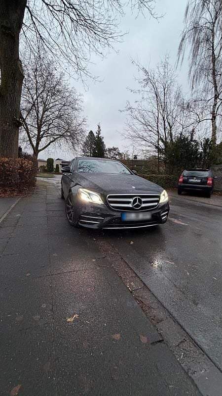 Gebraucht Mercedes E350 AMG line 258 PS (189 kW) 2016 Schwarz Limousine