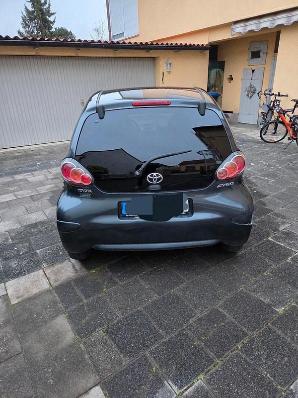 Gebraucht Toyota Aygo 68 PS (50 kW) 2012 Grau Kleinwagen