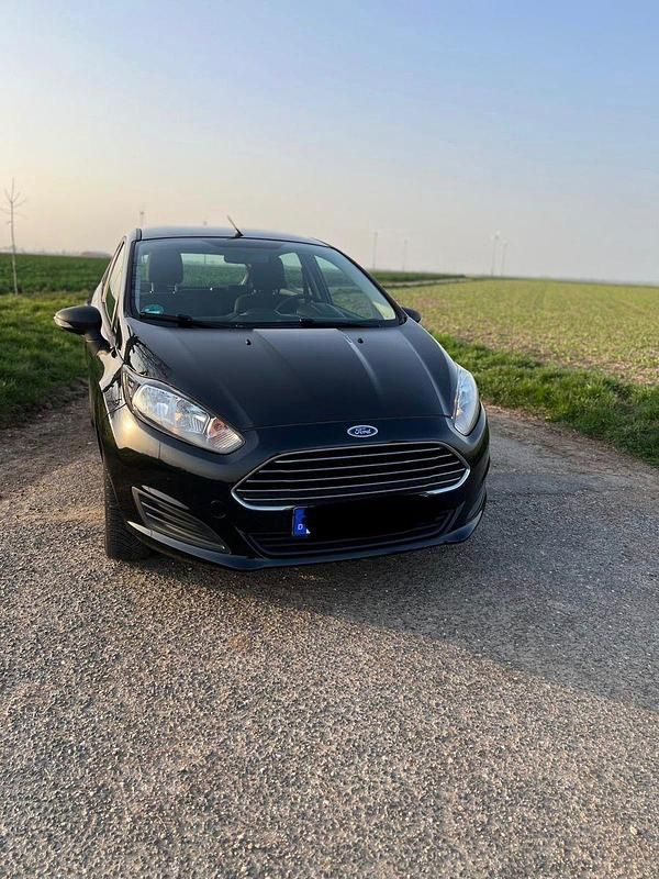 Gebraucht Ford Fiesta Ambiente 60 PS (44 kW) 2015 Schwarz Kleinwagen