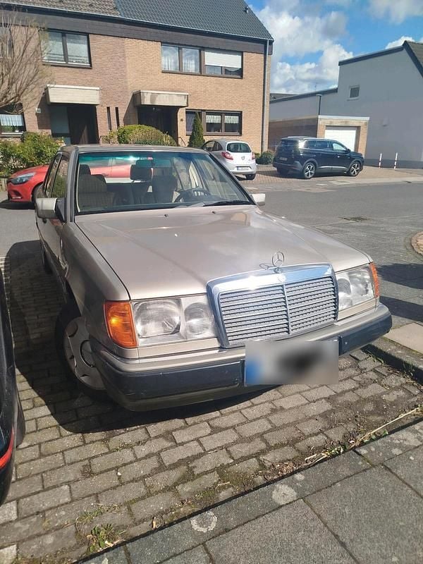 Second-hand Mercedes E230 1990 Bej Berlinǎ