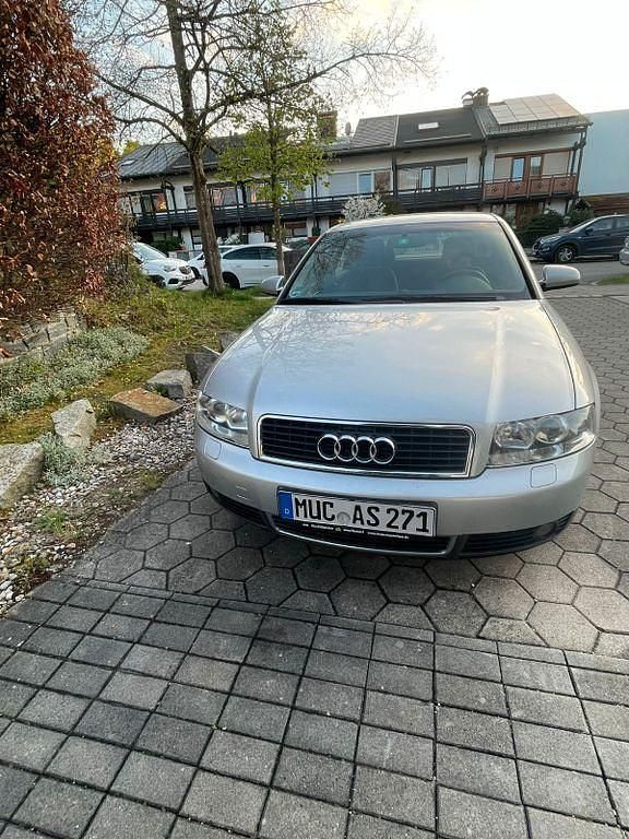 Używany Audi A4 131 KM (96 kW) 2002 Srebrny Sedan/Limuzyna