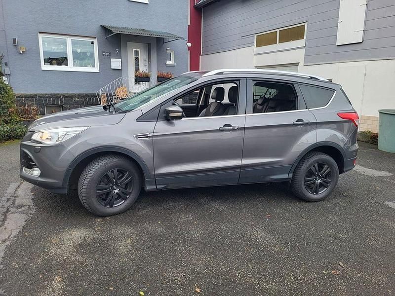 Grau Gebraucht 2014 Ford Kuga Titanium SUV | 9.500 € (Etwas zu teuer) - Bild 1/4