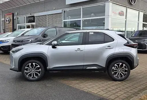 Neu Toyota Yaris Cross 130 PS (95 kW) 2026 Silber SUV