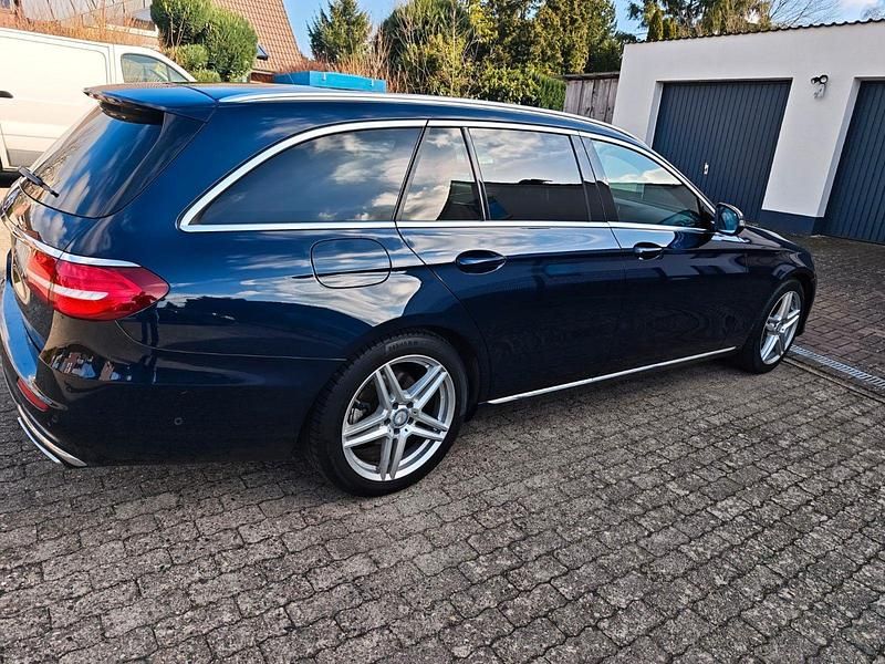 Gebraucht Mercedes E220 194 PS (142 kW) 2017 Blau Kombi