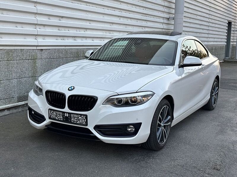 Weiß Gebraucht 2019 BMW 230 Sport Line Coupé | 19.500 € - Bild 1/4