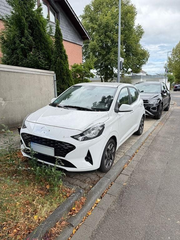 Weiß Gebraucht 2024 Hyundai i10 Trend Kleinwagen | 16.999 € (Guter Preis) - Bild 1/4
